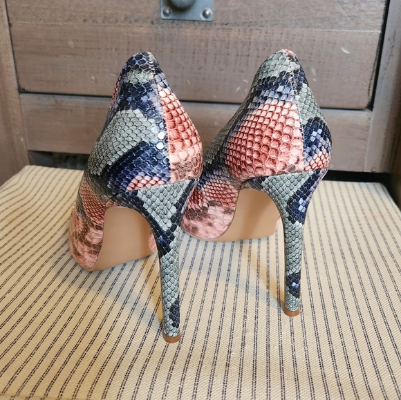 Women Snakeskin Stilettos - Picture 4 of 5